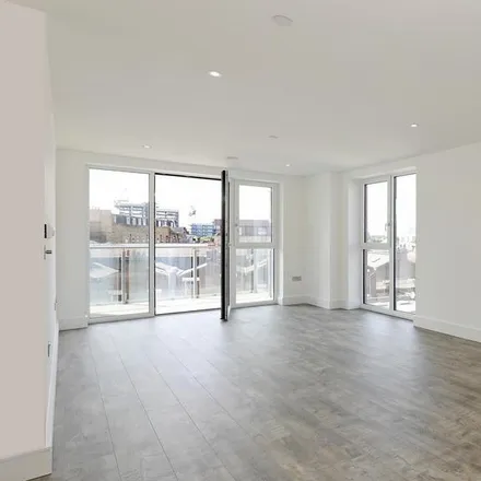 Rent this 3 bed apartment on The Oaks Shopping Centre in High Street, London