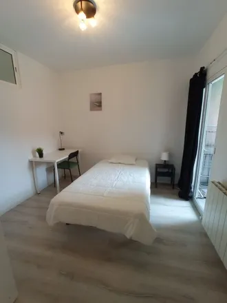 Rent this 2 bed room on Calle Hermenegildo Bielsa in 3, 28026 Madrid