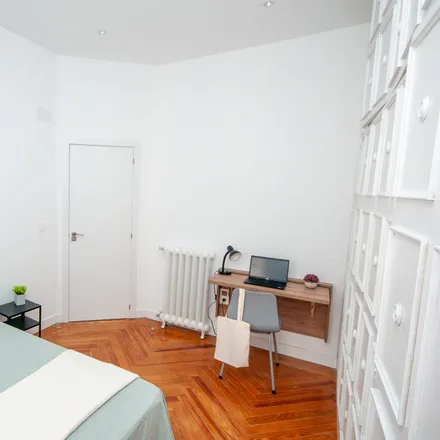 Rent this studio room on d'Abbey Bar in Calle de Monteesquinza, 26