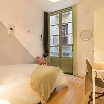 Rent this 4 bed room on Carrer Sant Pau in 52, 08001 Barcelona