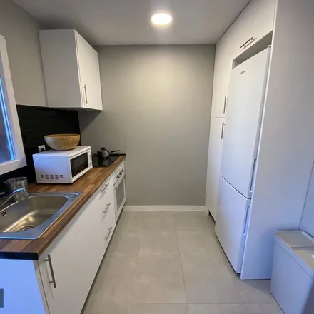 Rent this 4 bed apartment on Peluquería Blasón in Calle del Blasón, 28025 Madrid