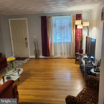 Image 2 - 2215 Cloville Avenue, Baltimore, MD 21214, USA - Townhouse for sale