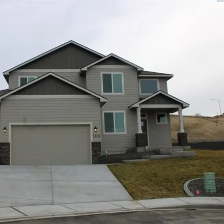 Buy this 3 bed house on Cherry Avenue in Sunnyside, WA 98944