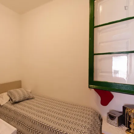Rent this 3 bed room on Carrer de Daoiz i Velarde in 38, 08001 Barcelona