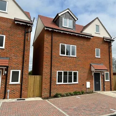 Buy this 4 bed house on Havendale in Bath Road, Aldermaston Wharf