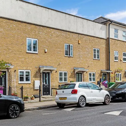 Rent this 3 bed apartment on 331-377 (odd) in 331-377 Jamaica Street, Ratcliffe