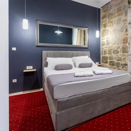 Rent this 1 bed room on Zagrebačka banka in Hrvojeva, 21102 Split