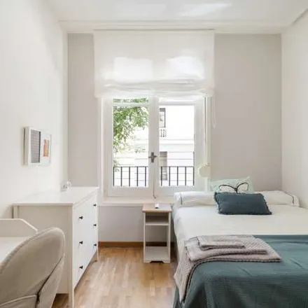 Image 6 - Luis Cernuda, Calle de Viriato, 28010 Madrid, Spain - Apartment for rent