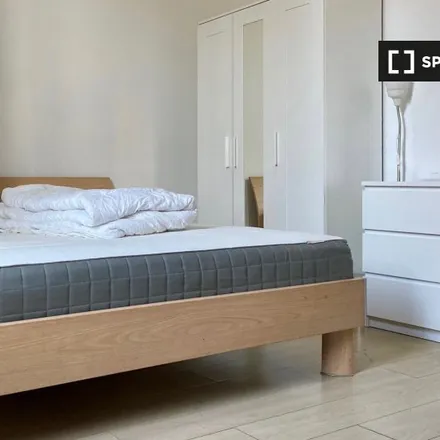 Rent this 2 bed room on Rue du Trône - Troonstraat in 1050 Ixelles - Elsene, Belgium