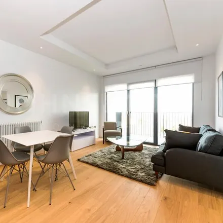 Rent this 1 bed apartment on Botanic Square in London, E14 0LG