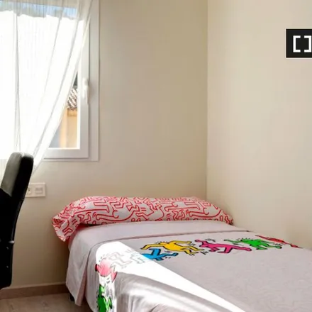Rent this 5 bed room on Calle de Cosme Blasco in 8, 50006 Zaragoza