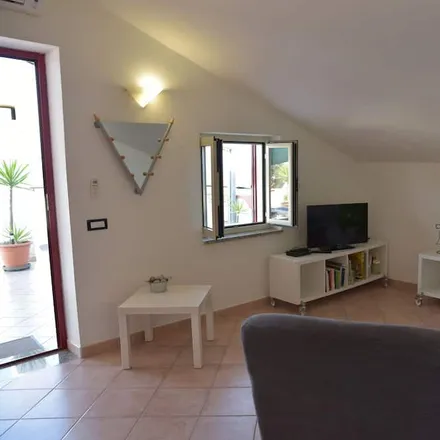 Image 9 - 84048, Italy - Apartment for rent