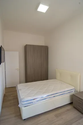 Rent this 5 bed room on Via Lodovico Settala 9 in 20124 Milan MI, Italy