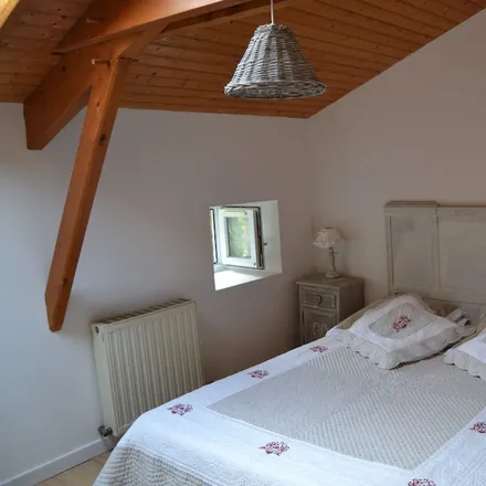 Rent this 2 bed house on 79700 Saint-Pierre-des-Échaubrognes