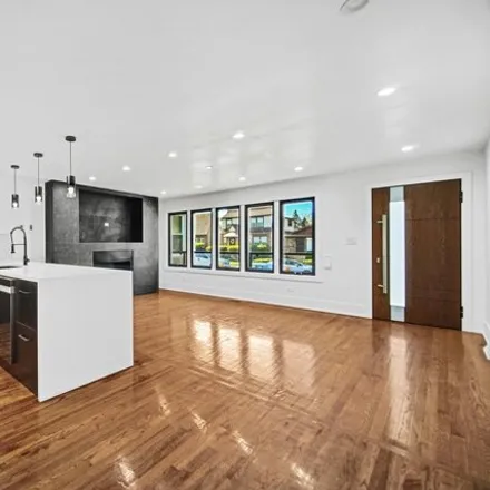 Image 3 - 704 East 87th Place, Chicago, IL 60619, USA - House for sale