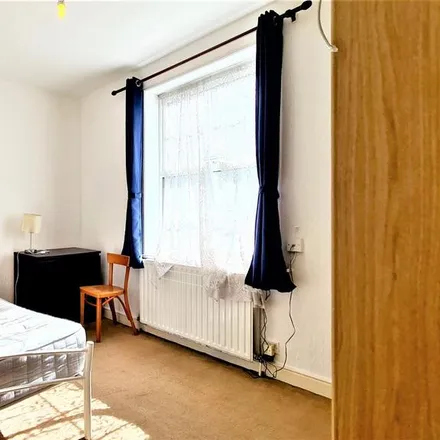 Image 3 - 23 Westway, London, W12 0PT, United Kingdom - Townhouse for rent