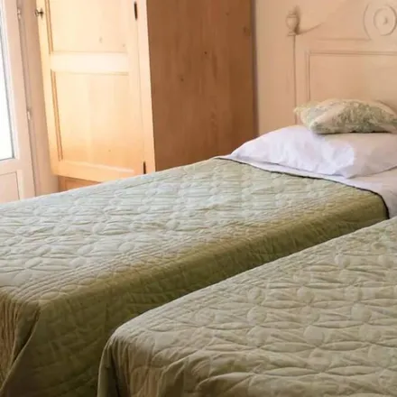 Rent this 2 bed condo on 84390 Saint-Trinit