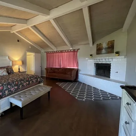 Rent this 4 bed house on Solvang