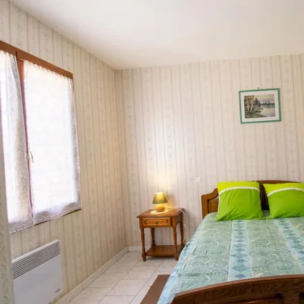 Rent this 5 bed townhouse on 24260 Mauzens-et-Miremont