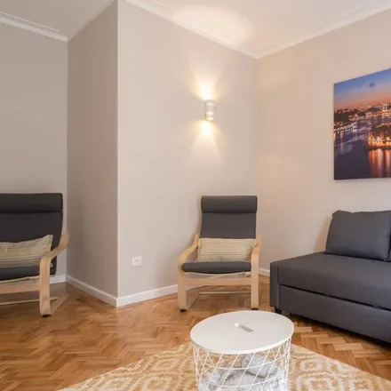 Rent this 3 bed apartment on Café Restaurante Universal in Rua de Cedofeita 692, 4050-181 Porto