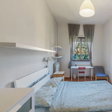 Rent this 6 bed room on Liceo classico Giovanni Berchet in Via della Commenda, 20122 Milan MI