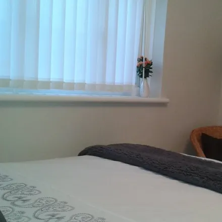 Rent this 3 bed room on Rochford Way in London, CR0 3AH