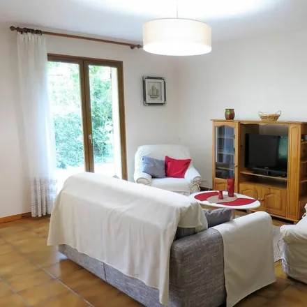 Rent this 2 bed house on 33740 Arès