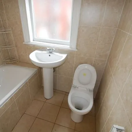 Rent this 6 bed townhouse on Richmond Avenue in Leeds, LS6 1BZ