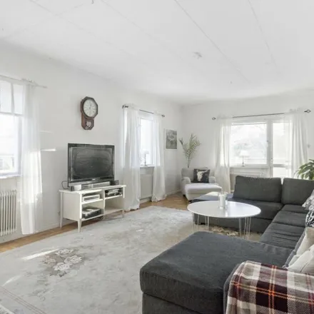 Rent this 9 bed apartment on Vallstanäsvägen in 195 72 Rosersberg, Sweden