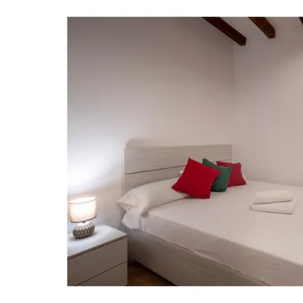 Rent this 4 bed room on مسجد صلاح الدين ببرشلونة in Carrer de Sant Rafael, 08001 Barcelona