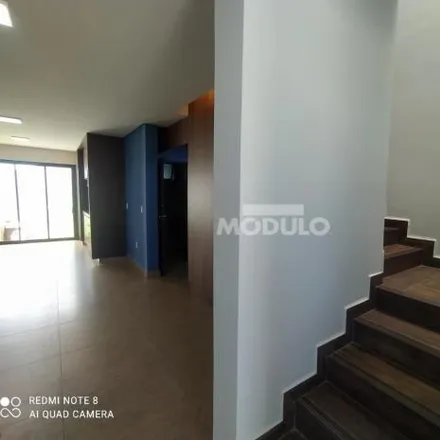 Rent this 3 bed house on Avenida dos Ferreiras in Jardim California, Uberlândia - MG