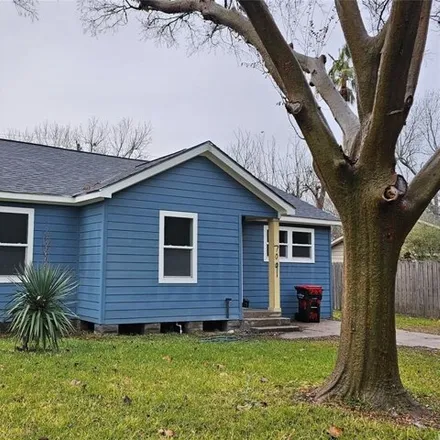 Buy this 3 bed house on 747 East Republic Street in Pelly, Baytown