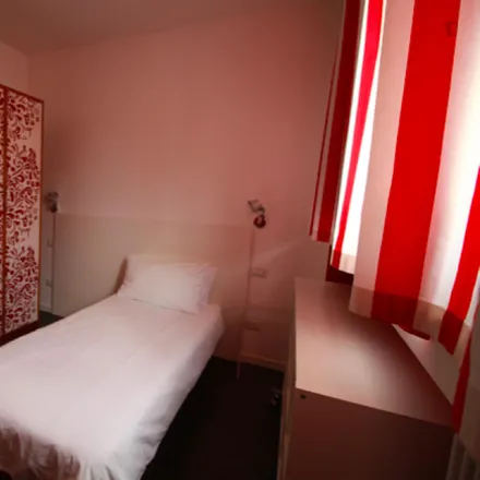 Rent this 4 bed room on Via Pietro Rubens in 17, 20148 Milan MI