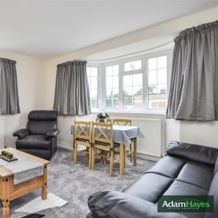 Rent this 2 bed room on Finchley Court in London, N3 2DX