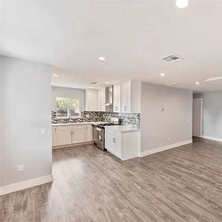 Image 7 - 13171 Bromont Avenue, Los Angeles, CA 91342, USA - House for sale