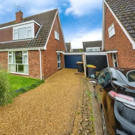 Buy this 3 bed duplex on Dewlands in Bedford, Bedfordshire