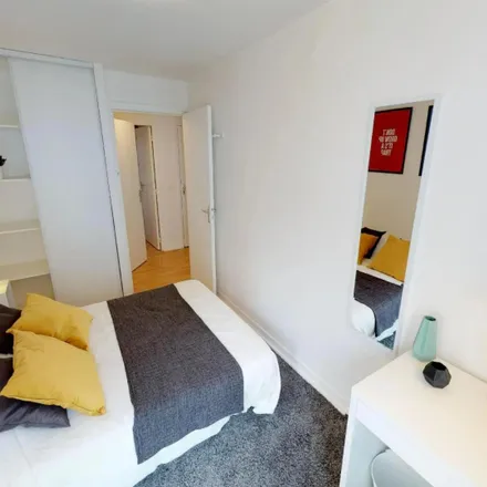Rent this 4 bed room on 16 bis Rue Jeanne d'Arc in 59046 Lille, France