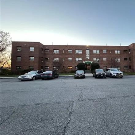 Rent this studio apartment on 25 Shady Glen Court in Residence Park, City of New Rochelle