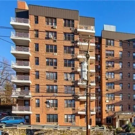 Buy this studio apartment on 614 Warburton Avenue in City of Yonkers, NY 10701