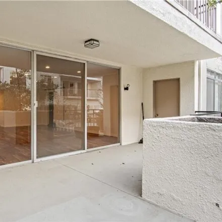 Image 4 - 7358 Hillside Avenue, Los Angeles, CA 90046, USA - Condo for sale