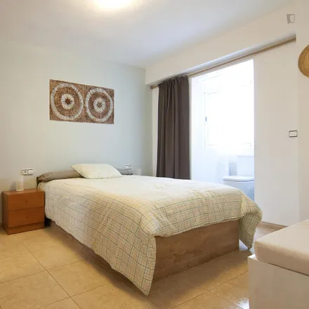 Rent this 3 bed room on Carrer de Josep Aguirre in 19, 46011 Valencia