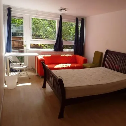 Image 7 - Selkirk House, Earlsferry Way, London, N1 0DR, United Kingdom - Room for rent