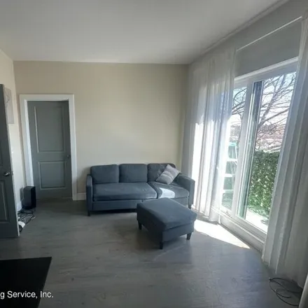 Rent this 2 bed apartment on 33 Ridgefield Avenue in New York, NY 10304