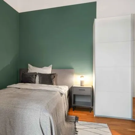 Rent this 4 bed room on Einkaufsmeile Leipziger Straße in Leipziger Straße 43, 60487 Frankfurt