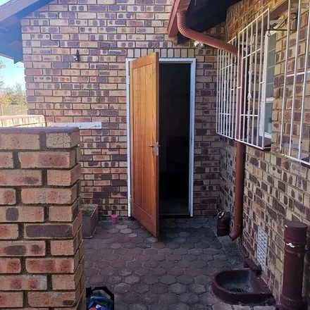 Rent this 2 bed townhouse on Wilgerood Road in Wilropark, Roodepoort