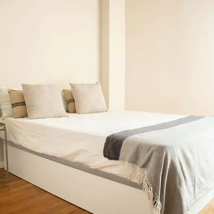 Rent this 4 bed room on Carrer d'Aragó in 344, 08001 Barcelona