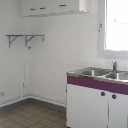 Image 2 - 4 Rue Gambetta, 28200 Châteaudun, France - Apartment for rent