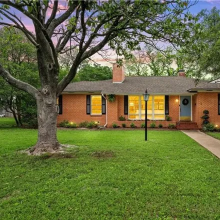 Buy this 2 bed house on 1679 North 33rd Street in Waco, TX 76707