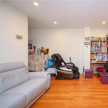 Image 3 - 2057 78th Street, New York, NY 11214, USA - Townhouse for sale