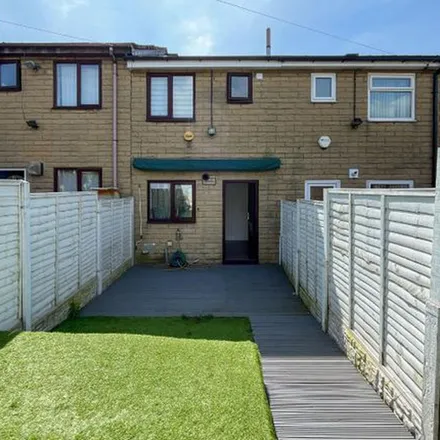 Rent this 2 bed townhouse on Morlands Close in Heckmondwike, WF13 4BN